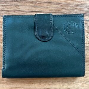 DELANE Genuine Leather Bi-Fold Wallet Made Canada Gold Tone Frame Kiss Closure